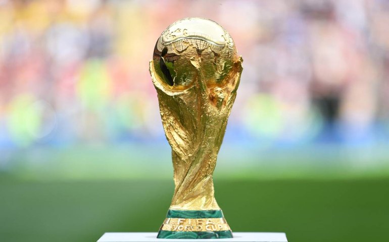 Taça original da Copa do Mundo chega ao Brasil e ficará exposta até domingo