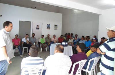Prefeitura de Santana do Mundaú distribui sementes e promove palestra para agricultores    