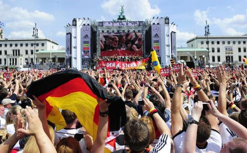 Quinhentas mil pessoas recebem seleção alemã em Berlim