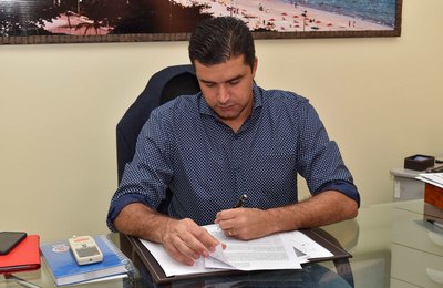 Rui assina repasse para ajuda humanitária a famílias do Pinheiro