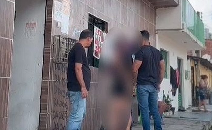 Acusada ao ser detida por agentes da Polícia Civil