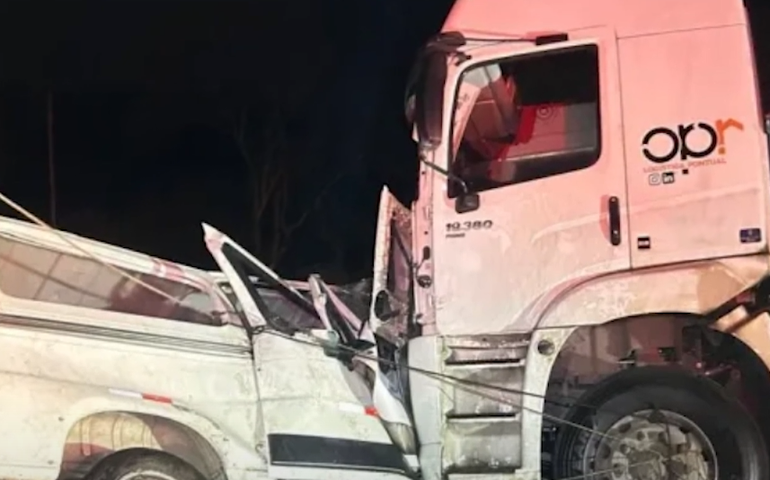 Acidente entre carreta e van deixa nove mortos em MG