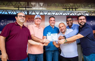 Governo de Alagoas entrega 16 ruas pavimentadas e kits de irrigação em Igreja Nova