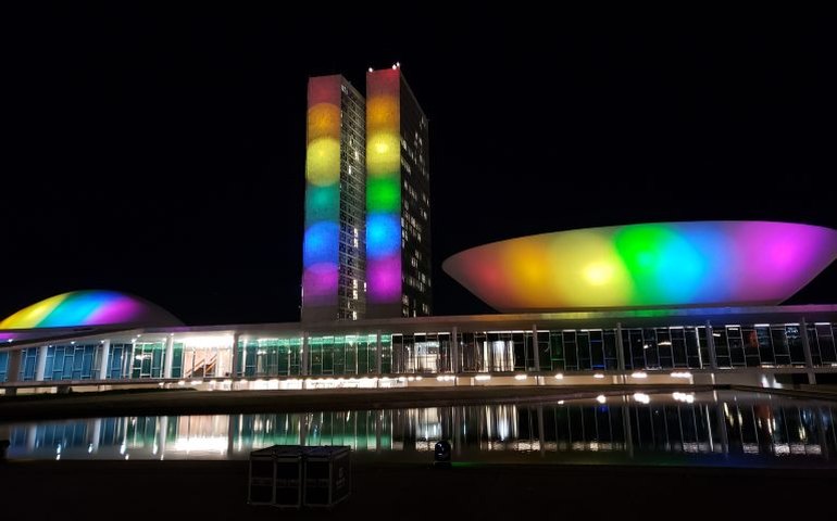 Congresso tem iluminação especial pelo Dia Internacional do Orgulho LGBTQIAP+