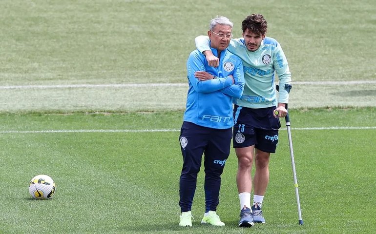 Raphael Veiga treina no CT do Palmeiras e comemora evolução: &#8216;O pior já passou&#8217;