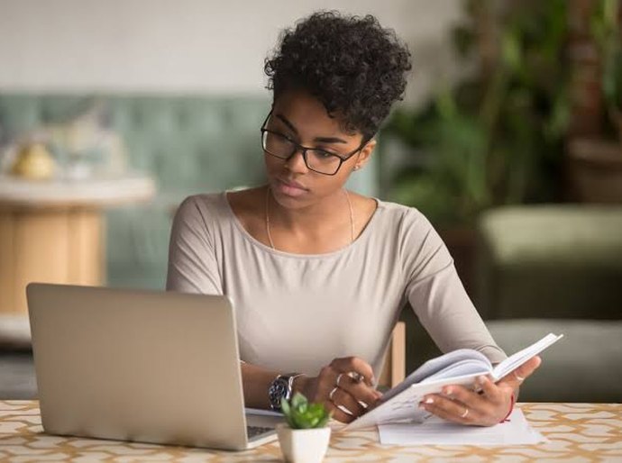 Santander Code Girls oferece 5 mil bolsas de estudo gratuitas para mulheres se capacitarem na tecnologia Amazon Web Services
