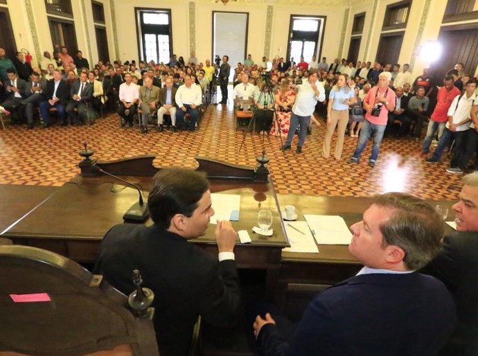 Câmara entrega Comenda Afrânio Lages ao ministro do Turismo Marx Beltrão
