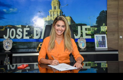 Prefeita Ângela Vanessa antecipa salário de dezembro e anuncia abono salarial da Educação na Laje 