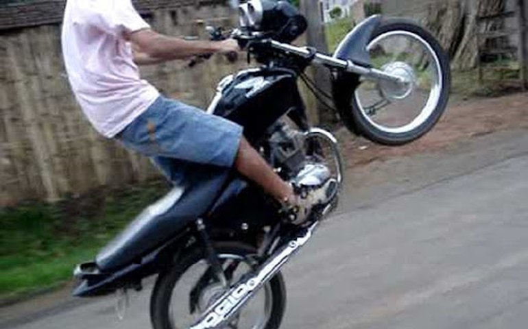 Menor de idade é flagrado conduzindo motocicleta e colocando vidas em risco