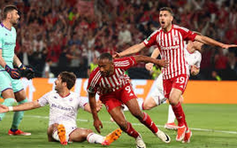 Olympiacos supera Fiorentina na prorrogação e conquista Liga Conferência, seu 1º título europeu
