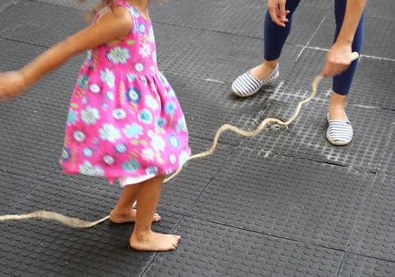 Menina de 7 anos morre enforcada por corda presa em elevador em SP