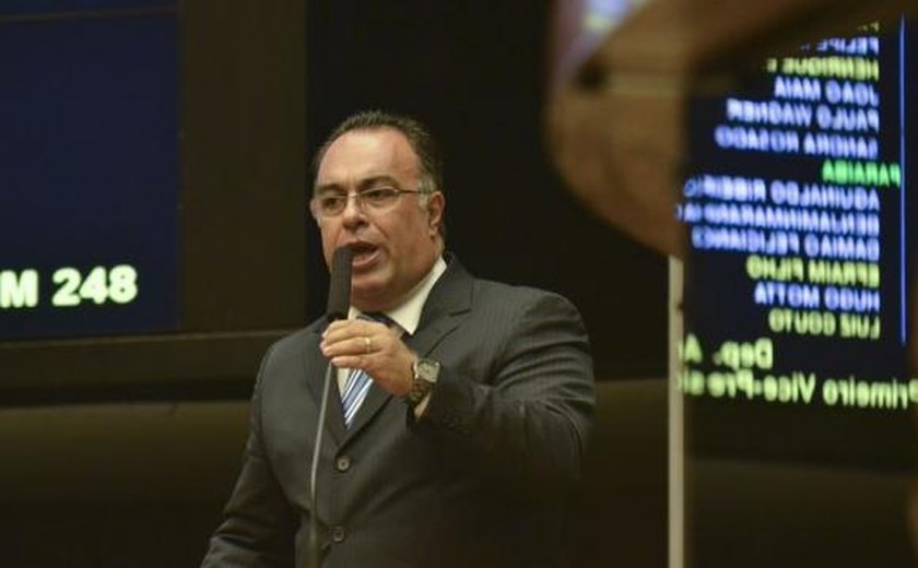 Câmara aprova cassação do deputado André Vargas