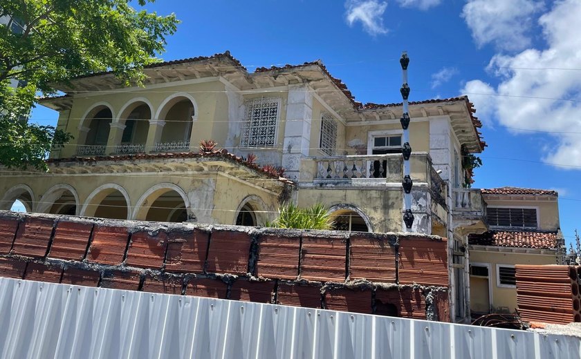 Imóvel histórico da Santa Casa de Maceió é alvo de críticas por abandono e degradação