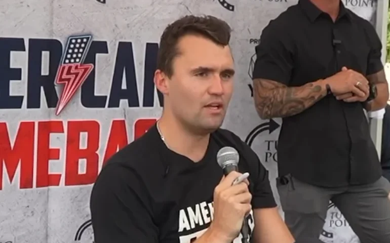 Acusado de matar Charlie Kirk confessou crime ao parceiro por mensagem de texto