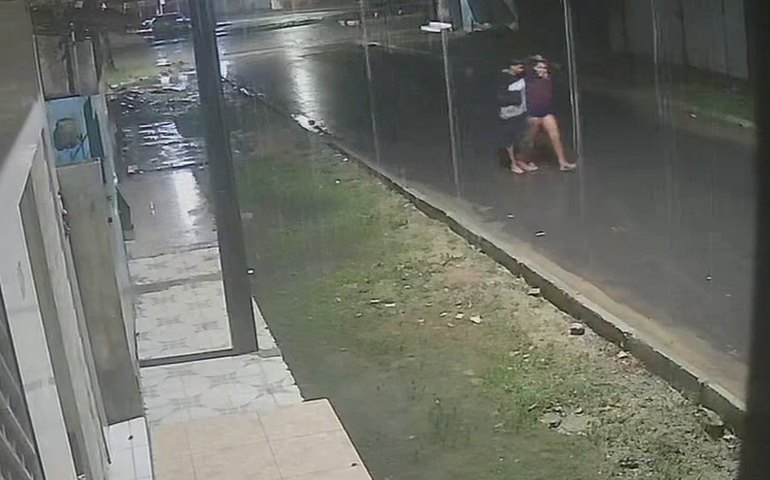Polícia divulga imagens de suspeito de matar adolescente com 51 facadas em Rio Largo