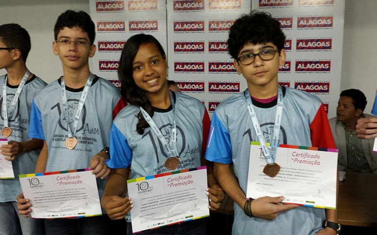 Estudantes medalhistas na 10ª Olimpíada Brasileira de Matemática recebem premiação