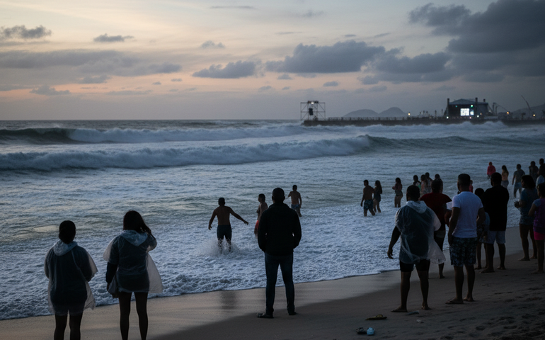 Ressaca com ondas de até 2,5 metros exige atenção de quem vai curtir o réveillon na praia