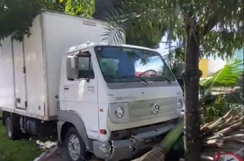 VÍDEO: caminhão perde o controle e vai parar na ciclovia da Fernandes Lima