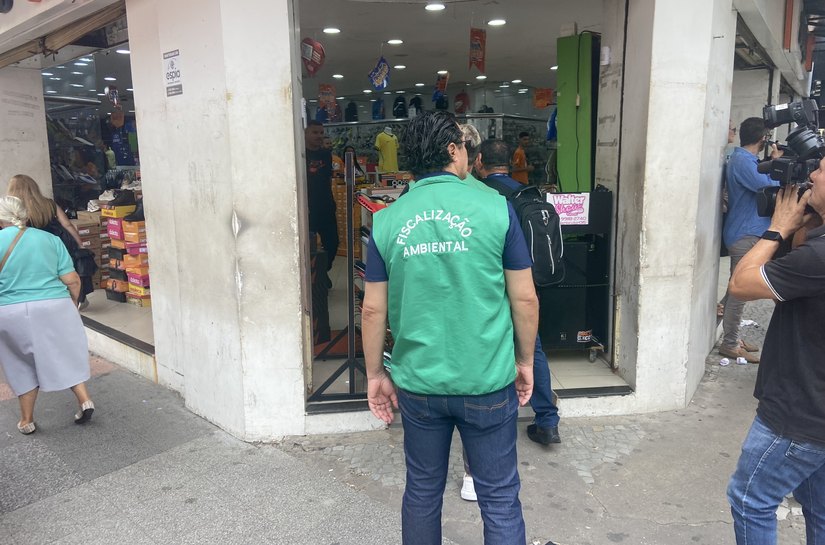 Fiscais de licenciamento urbano e ambiental notificam comércios com som alto no Centro de Maceió