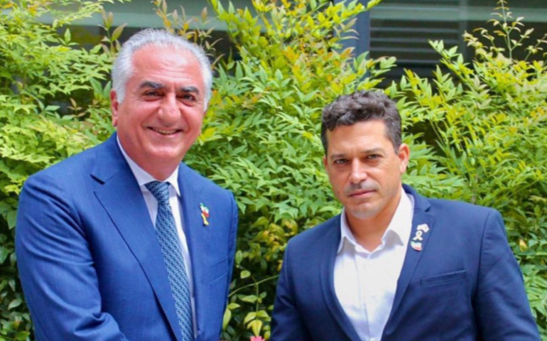 Ministro israelense posa com herdeiro da monarquia iraniana em alusão à troca de regime