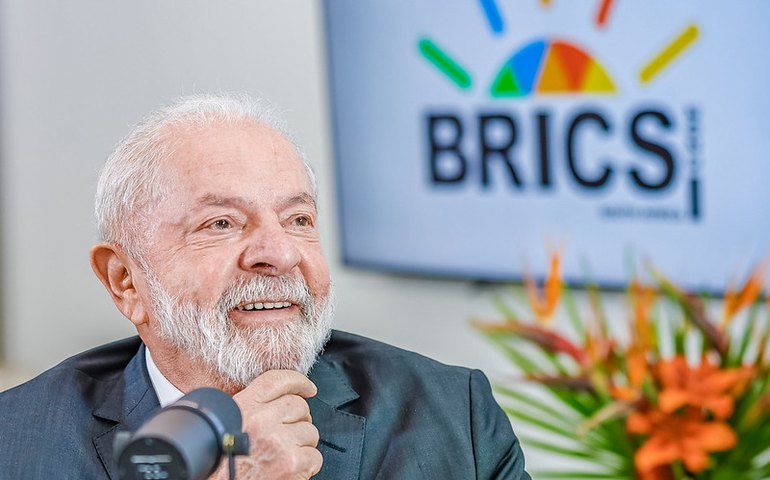 15 deputados da base de Lula assinam carta de apoio à eleição de Milei, candidato de Bolsonaro na Argentina