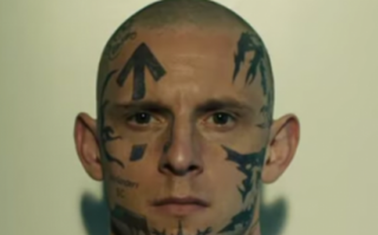 Em ‘Skin, Jamie Bell vive supremacista branco que se redime depois de uma paixão