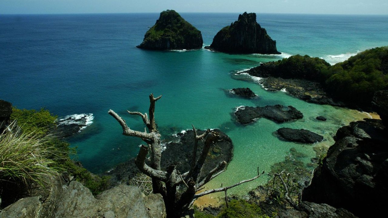 ‘Altar’ da moda e destino de milionários, Fernando de Noronha tenta frear lotação e tem casebres ao lado de pousadas de luxo