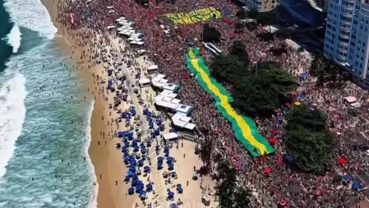 Multidão toma Avenida Atlântica, em Copacabana, em grande ato pela reeleição de Lula; veja vídeo