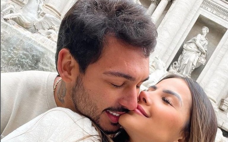 Namorado de influencer morta em lipo joga cinzas em convento: 'Vou te levar pra sempre'