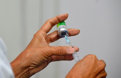 Enfermeira da Sesau orienta que a tuberculose pode ser prevenida por meio da vacinação