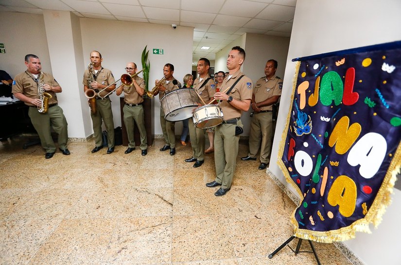 Servidores do TJAL celebram o Carnaval com marchinhas e adereços