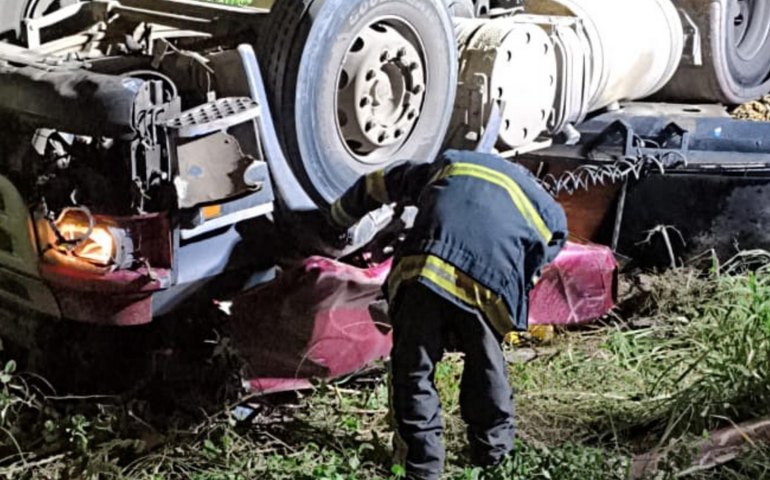 Corpo de Bombeiros resgata vítima presa às ferragens após tombamento de carreta em Mata Grande
