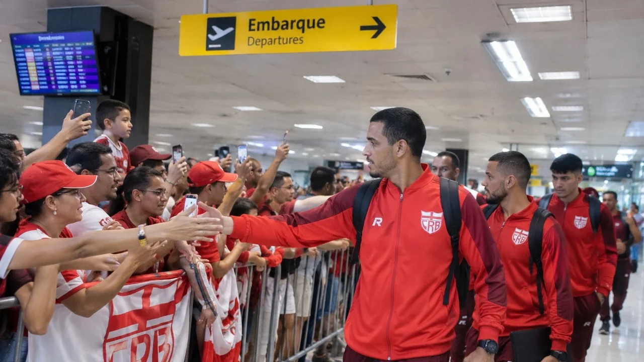 Com festa da torcida no aeroporto, CRB embarca para Goiânia em busca de vitória decisiva contra o Goiás