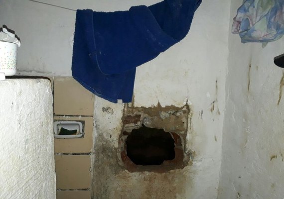Polícia recaptura dois dos cinco presos que fugiram por buraco na parede da delegacia de Novo Lino, AL