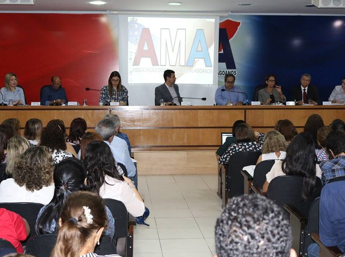 Pão de Açúcar: prefeito participa de palestra sobre políticas públicas para infância e adolescência
