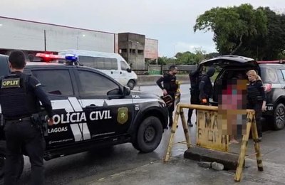 Polícia Civil prende quatro pessoas e apreende adolescente líder do “tribunal do crime” em Rio Largo