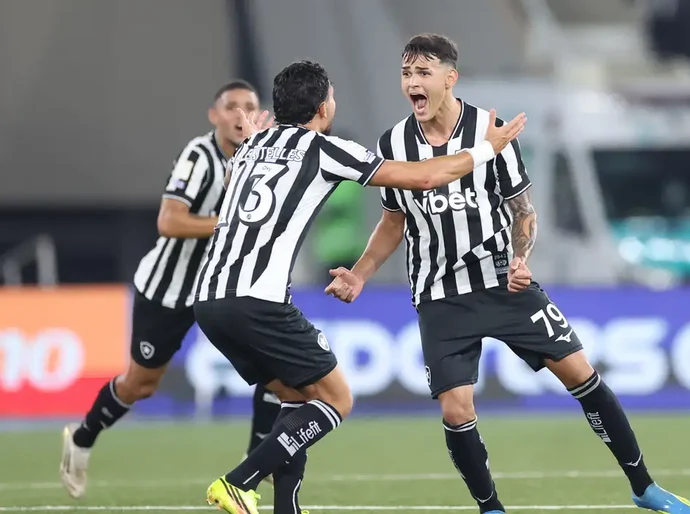 Com gol no último lance, Botafogo bate Santos na volta do Brasileirão