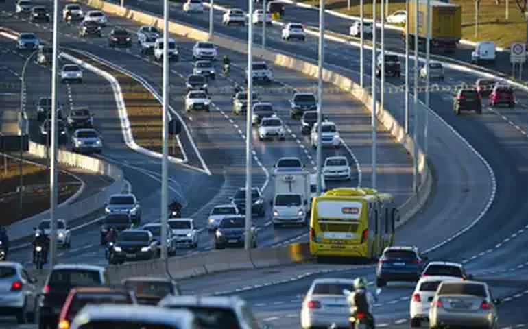 Cobrança de dívidas no Estado do Rio gera longas filas na PGE