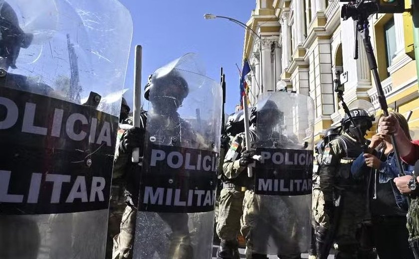 Tropas militares tomam praça em La Paz e presidente Arce pede 'respeito pela democracia'