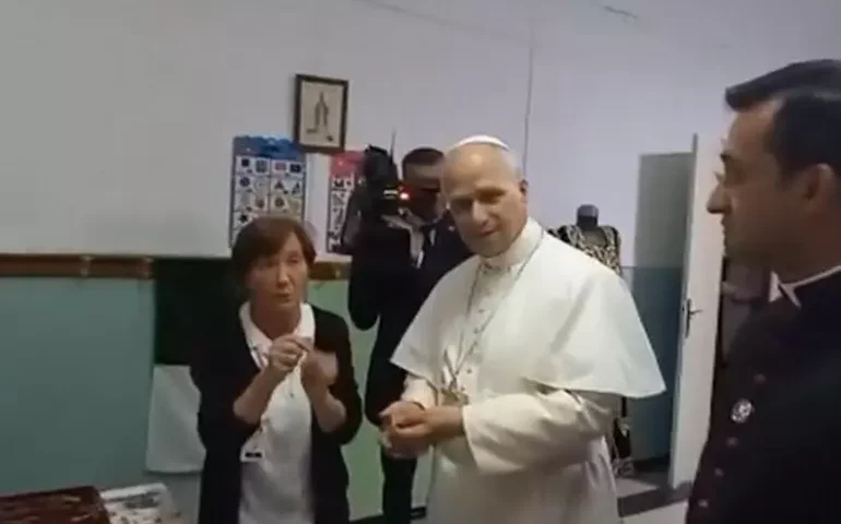 Papa Leão XIV compra colar artesanal na Argélia para presentear sobrinha