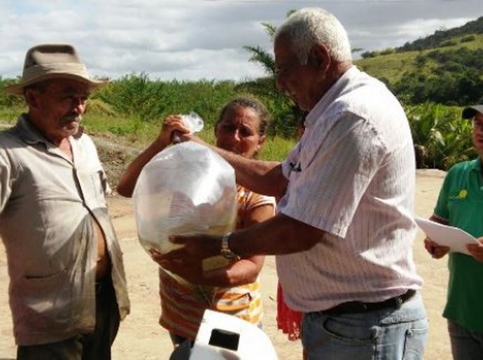 Emater presta assistência a indígenas que receberam alevinos do Estado