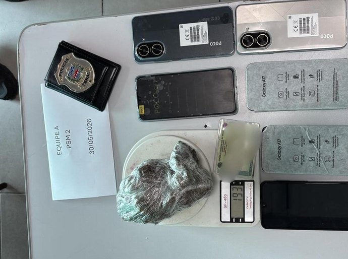 Policiais penais flagram drogas e aparelhos celulares com esposa de preso no sistema prisional