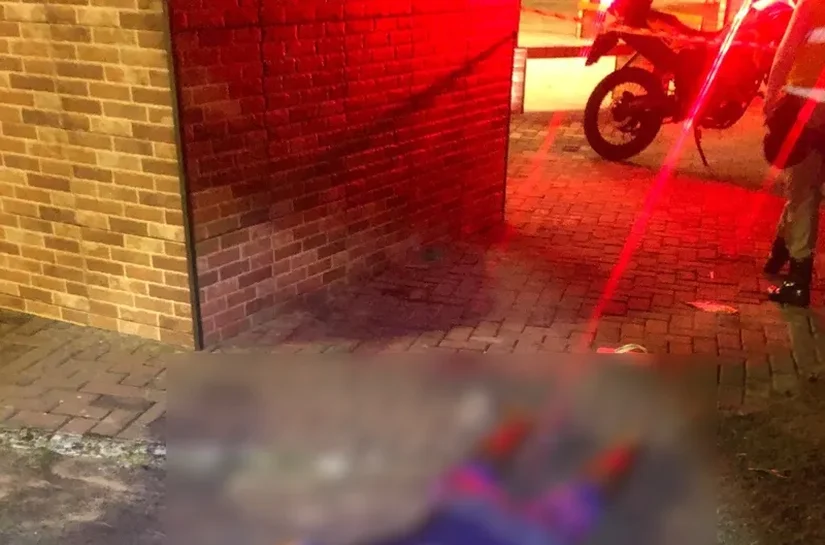 Veja vídeo: Entregador é morto e outro fica ferido em ataque a tiros na Jatiúca
