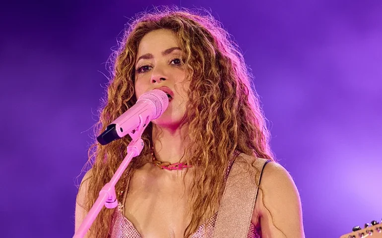 Por meio da música, Shakira aborda separação em show, mas sabe ir além