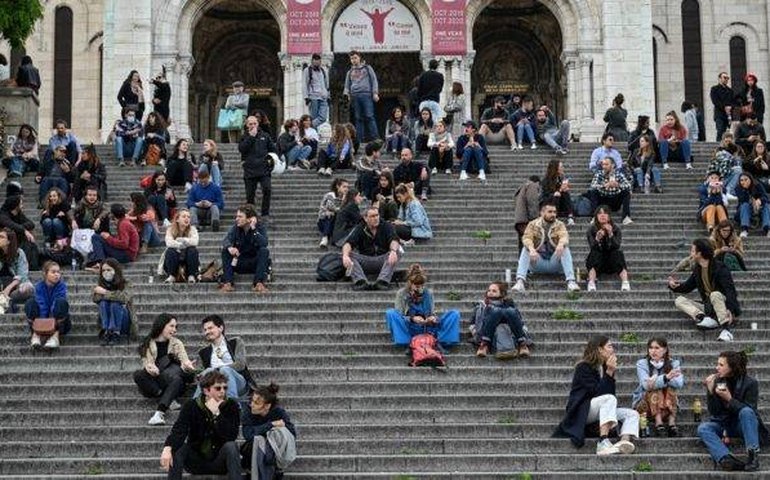 França volta às aulas; Itália reabrirá bares