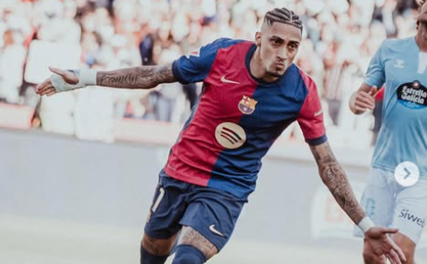 Raphinha atravessa estádio de joelhos para agradecer por temporada no Barcelona