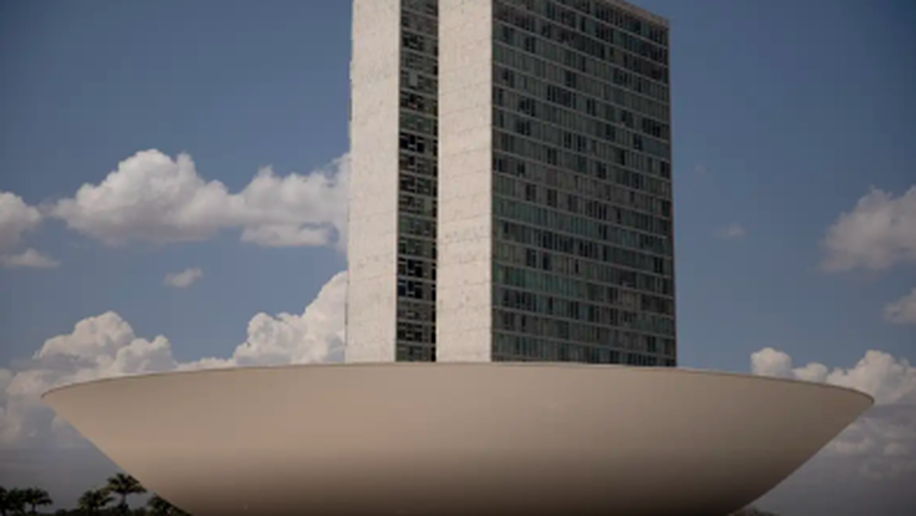Câmara aprova pena para quem divulgar imagens de nudez geradas por IA