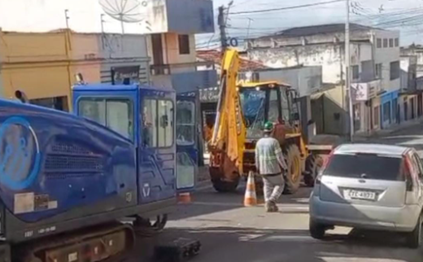 Obra da 'CONASA/Júlio César'  interdita rua no Centro de Palmeira dos Índios