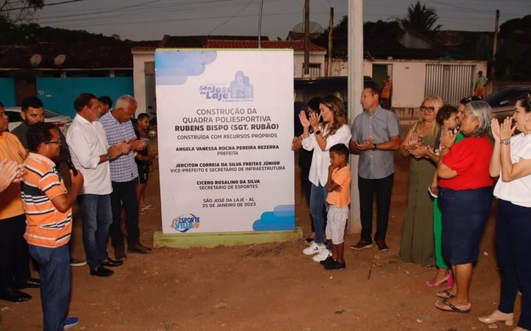 Prefeita Ângela Vanessa inaugura quadra e entrega novo veículo para Educação de São José da Laje