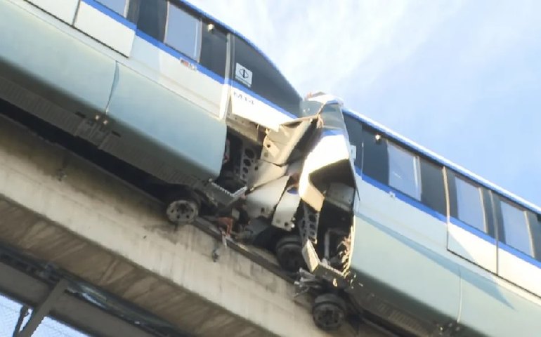 Trens do monotrilho de SP acidentados na quarta colidem de novo durante remoção